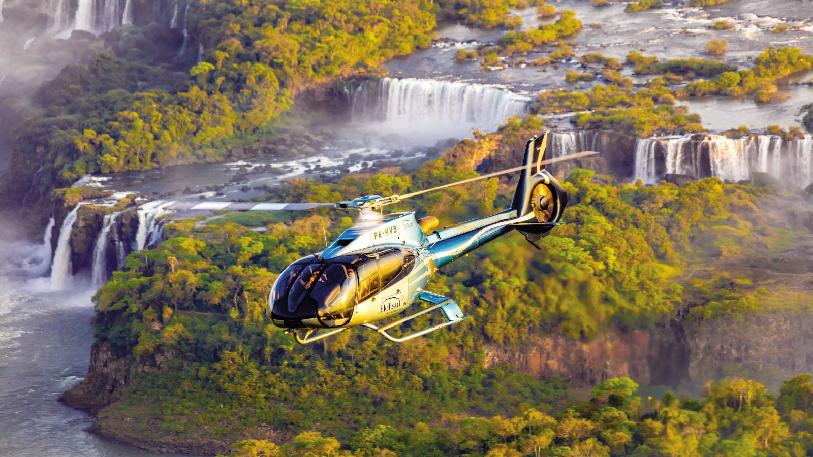 Passeios de helicóptero agitam verão no Rio e nas Cataratas do Iguaçu