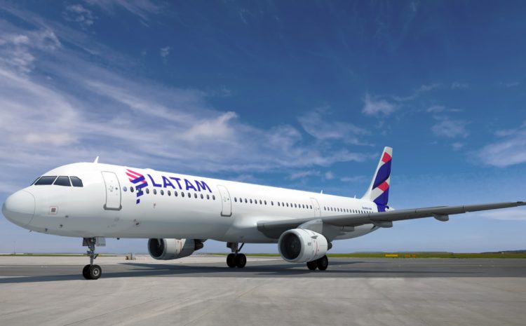 Avião da LATAM escorrega na pista e fecha aeroporto de Florianópolis