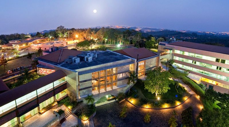 Vista noturna do Hotel Almenat Embu das Artes, Tapestry Collection by Hilton, com fachadas iluminadas, jardins e área externa ao anoitecer, hotel corporativo e de lazer perto de São Paulo.